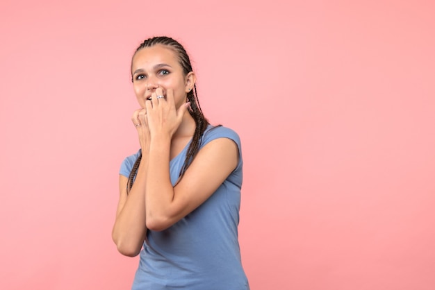 Vista frontale della giovane donna eccitata sul rosa