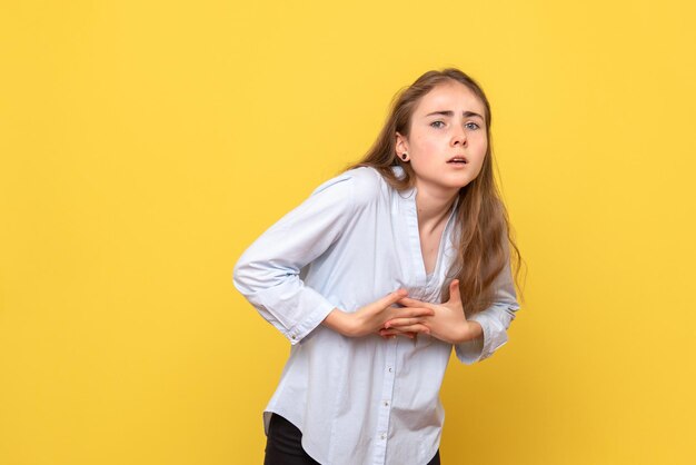 Vista frontale della giovane donna nel dolore