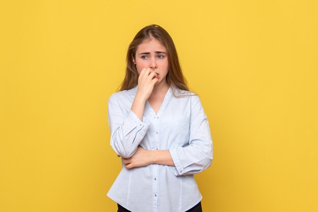 Vista frontale della giovane donna nervosa