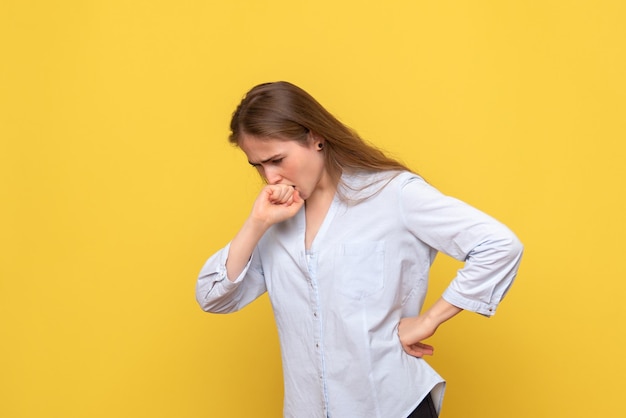 Vista frontale della giovane donna nervosa