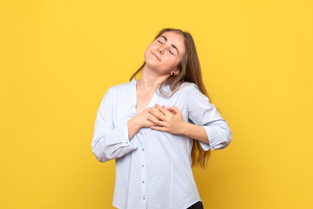 Vista frontale della giovane donna sorridente