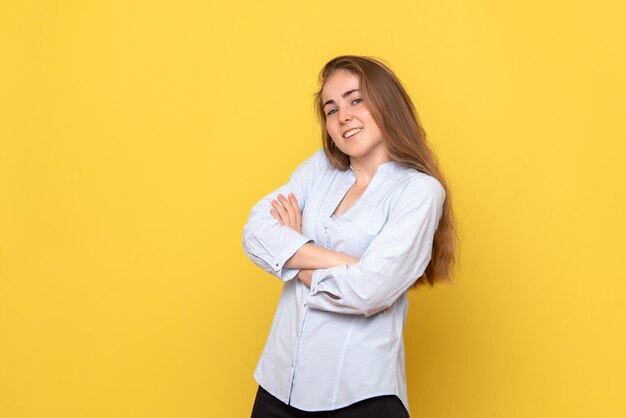 Vista frontale della giovane donna sorridente