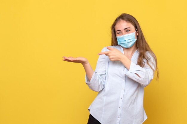 Vista frontale della giovane donna sorridente