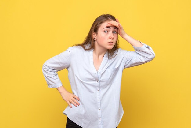 Vista frontale della giovane donna stressata