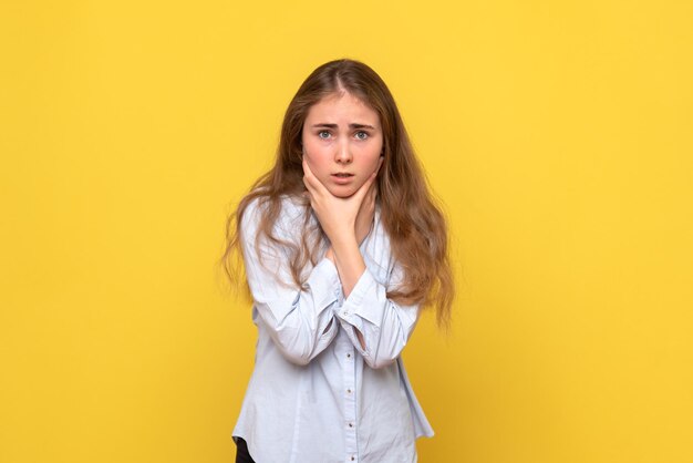 Vista frontale della giovane donna stressata