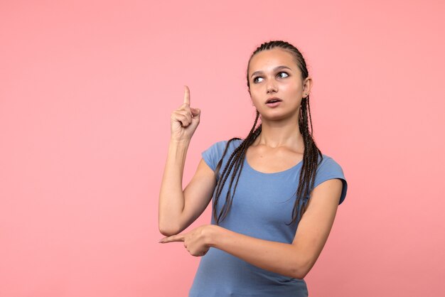 Vista frontale della giovane donna sulla gioventù rosa emozione modello ragazza capelli