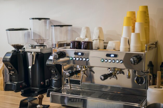 Vista frontale della macchina da caffè con un sacco di tazze