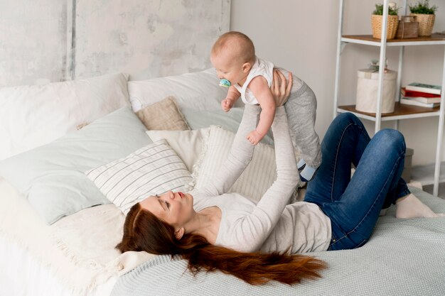 Vista frontale della madre e del bambino adorabili