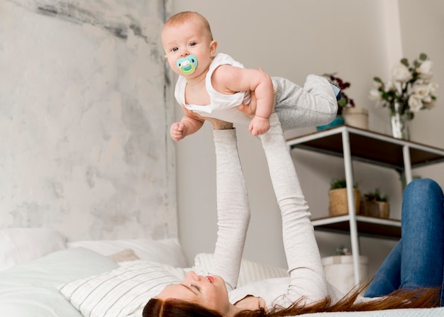 Vista frontale della madre e del bambino adorabili