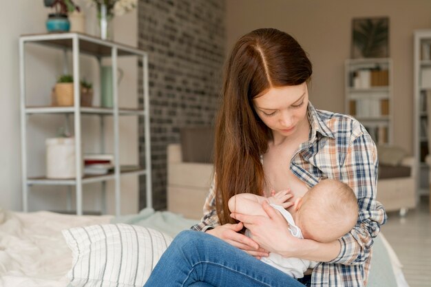 Vista frontale della madre e del bambino adorabili