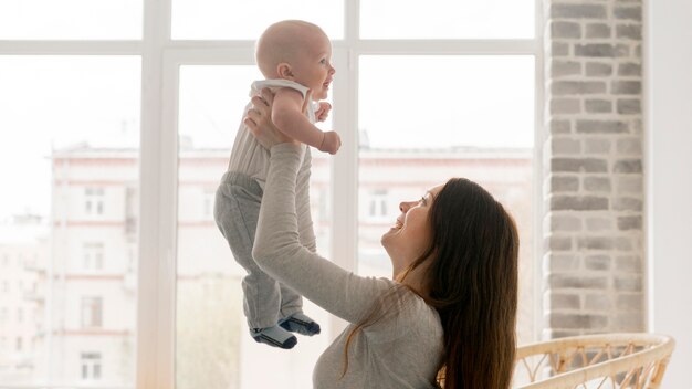 Vista frontale della madre e del bambino felici