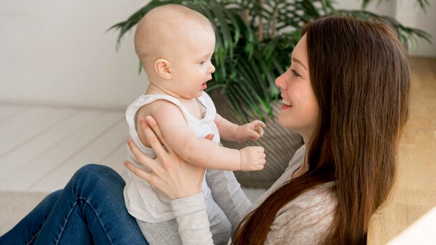 Vista frontale della madre e del bambino felici