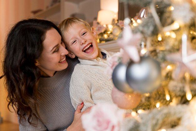 Vista frontale della madre e del figlio a Natale