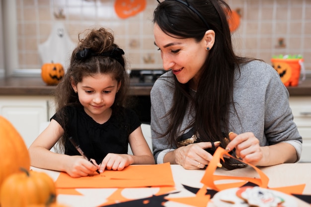 Vista frontale della madre e della figlia in cucina