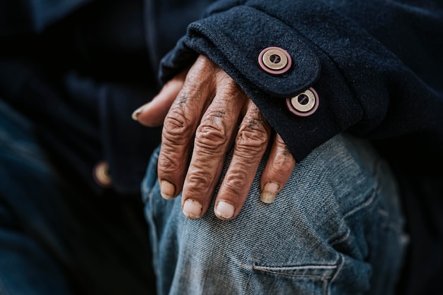 Vista frontale della mano dell'uomo senza casa malnutrito