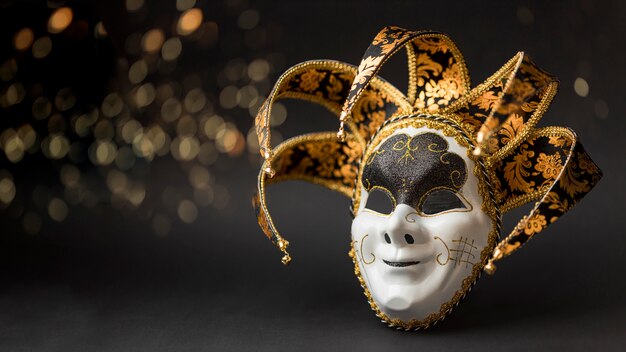 Vista frontale della maschera per il carnevale con glitter e copia spazio