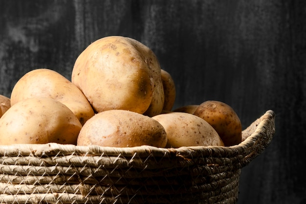 Vista frontale della merce nel carrello delle patate