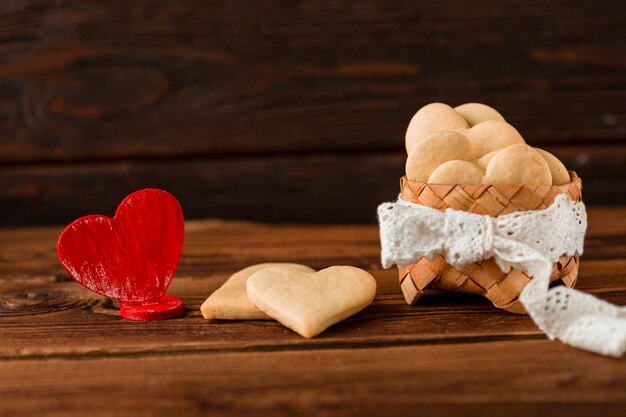 Vista frontale della merce nel carrello in forma di cuore dei biscotti