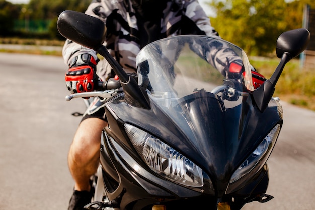 Vista frontale della moto con il motociclista acceso