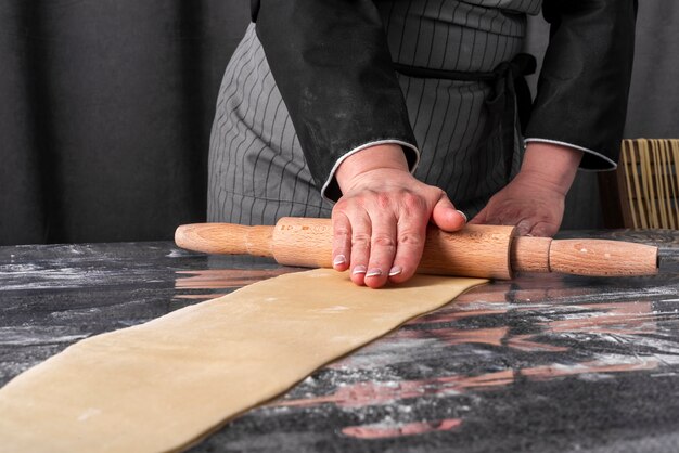 Vista frontale della pasta di rotolamento del cuoco unico