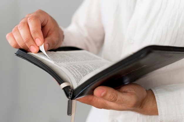 Vista frontale della persona che tiene il libro sacro