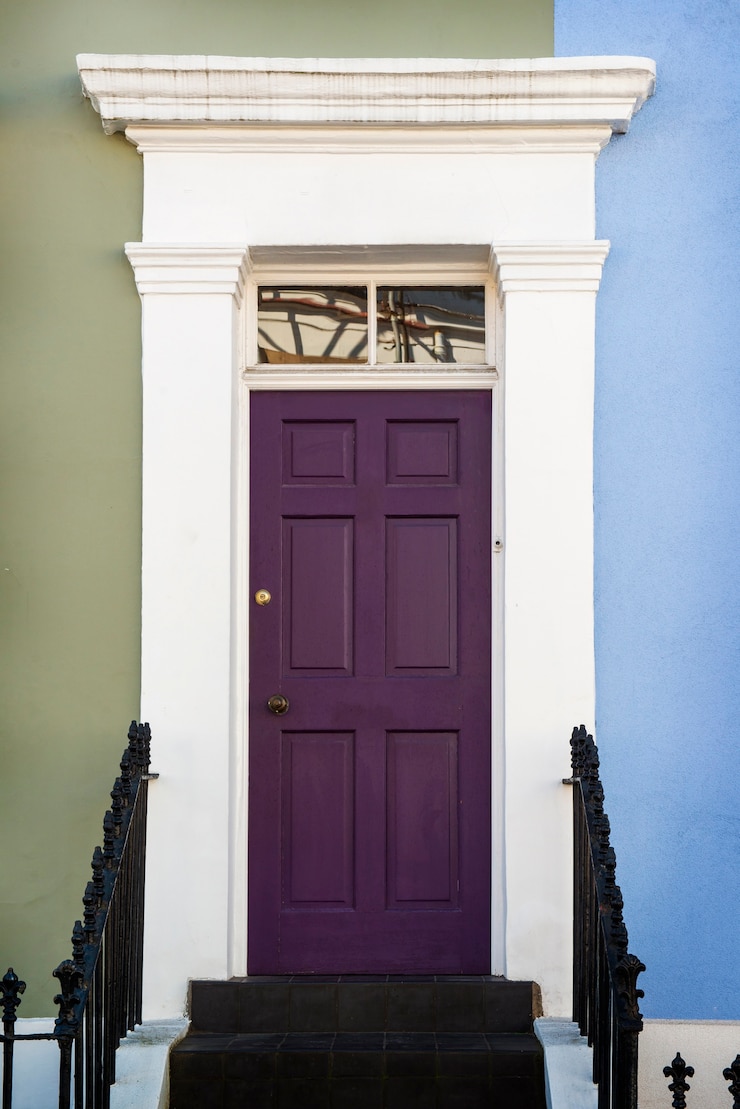 Foto gratuito vista frontale della porta d'ingresso con parete blu e kaki