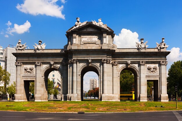Vista frontale della Porta di Toledo. Madrid