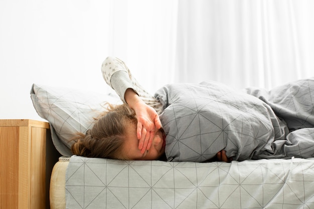 Vista frontale della ragazza addormentata svegliarsi