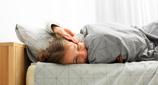 Vista frontale della ragazza addormentata svegliarsi