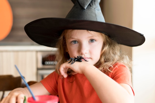 Vista frontale della ragazza carina con il concetto di halloween