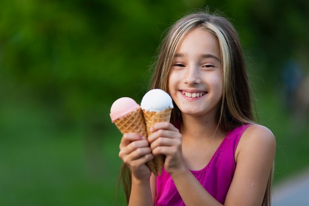 Vista frontale della ragazza con i coni di gelato