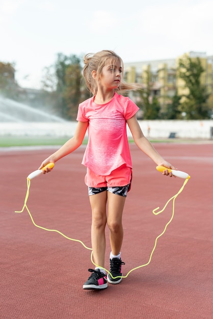 Vista frontale della ragazza con jumprope