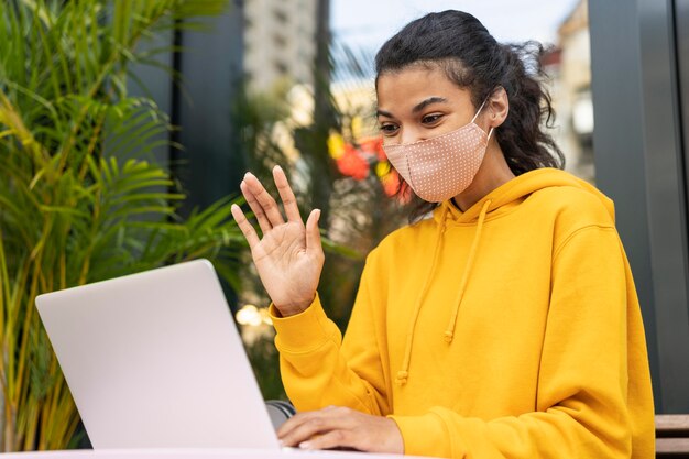 Vista frontale della ragazza con la maschera per il viso sulla strada