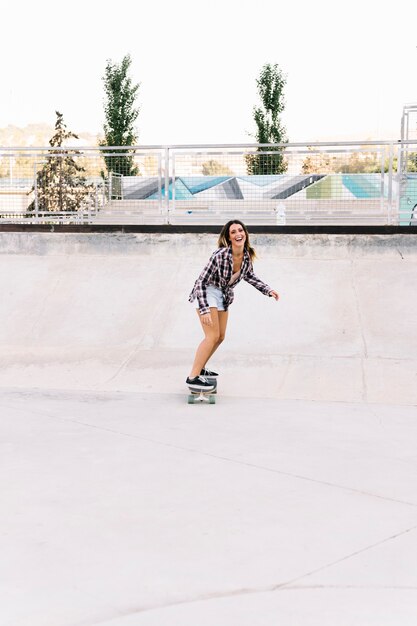 Vista frontale della ragazza di skater