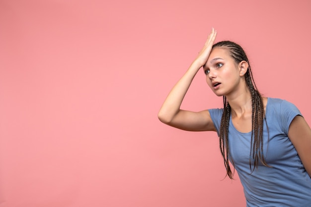 Vista frontale della ragazza ha sottolineato il rosa