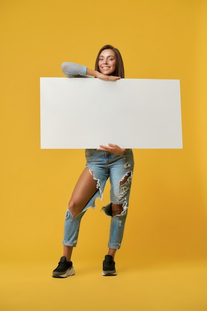 Vista frontale della ragazza sorridente che tiene bandiera