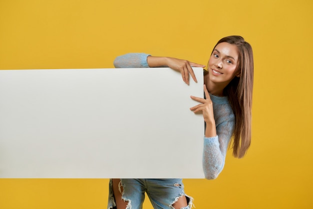 Vista frontale della ragazza sorridente dietro lo striscione