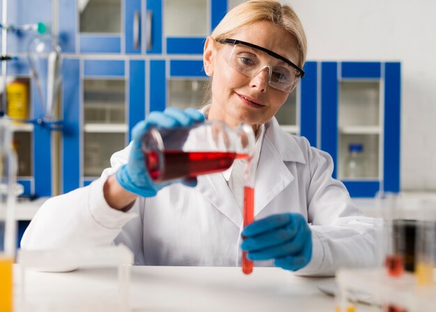 Vista frontale della scienziata in laboratorio con sostanza