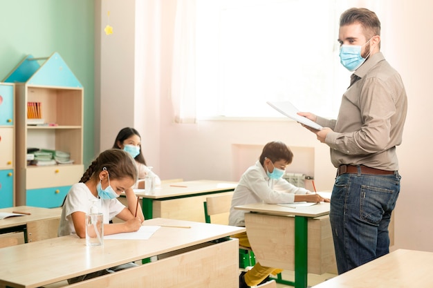 Vista frontale della scuola durante il concetto covid