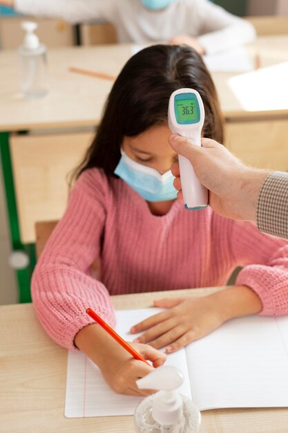 Vista frontale della scuola durante il concetto covid
