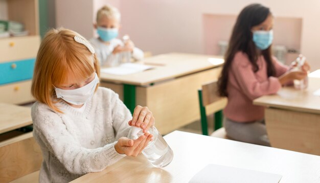 Vista frontale della scuola durante il concetto covid