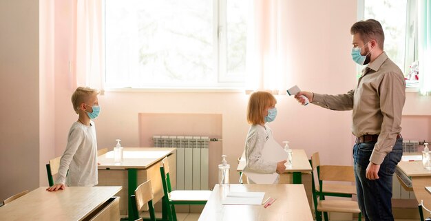 Vista frontale della scuola durante il concetto covid