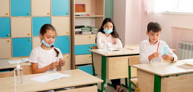 Vista frontale della scuola durante il concetto covid