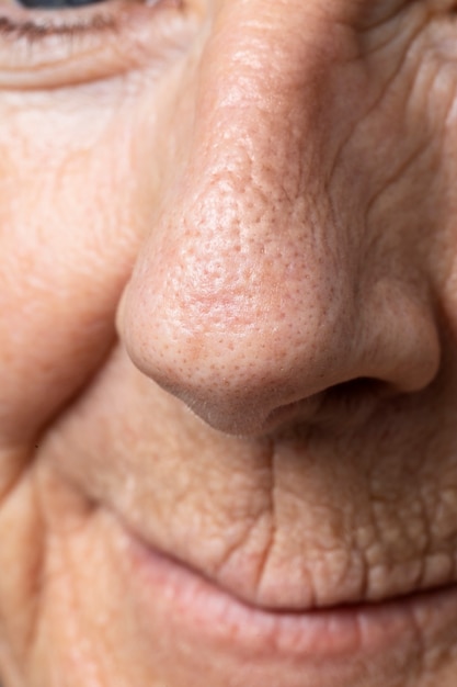 Vista frontale della struttura della pelle reale della donna anziana