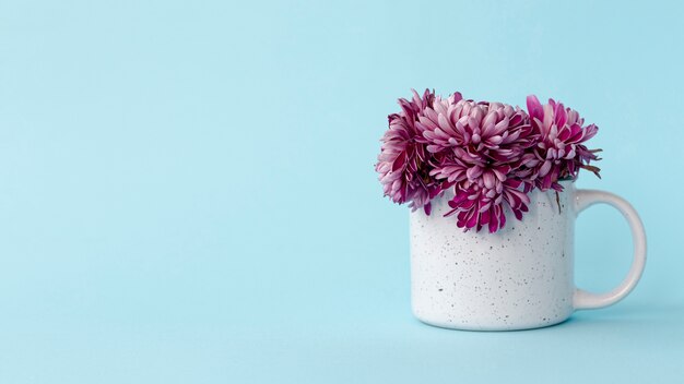 Vista frontale della tazza con fiori e copia spazio per San Valentino