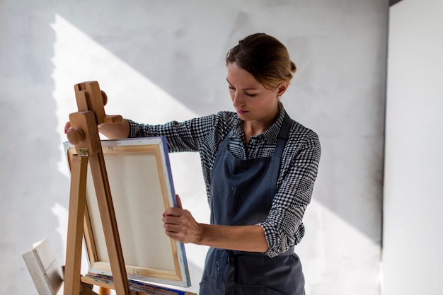 Vista frontale della tela dell'artista in studio