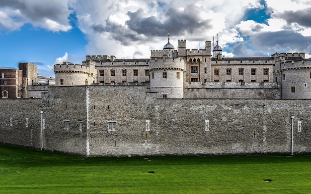 Vista frontale della Torre di Londra in una giornata nuvolosa