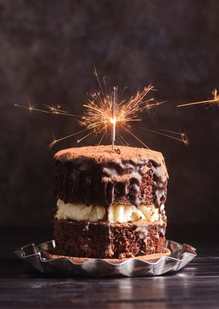 Vista frontale della torta al cioccolato con lo sparkler