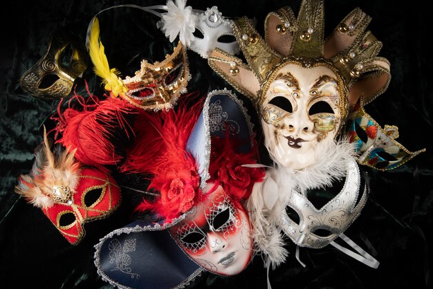 Vista frontale delle maschere di carnevale