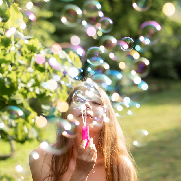 Vista frontale delle ragazze che fanno le bolle